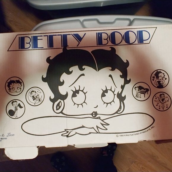 Betty Boop Collector Doll - Picture 6 of 6